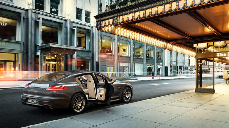 Χρυσή πένα με την υπογραφή της Porsche